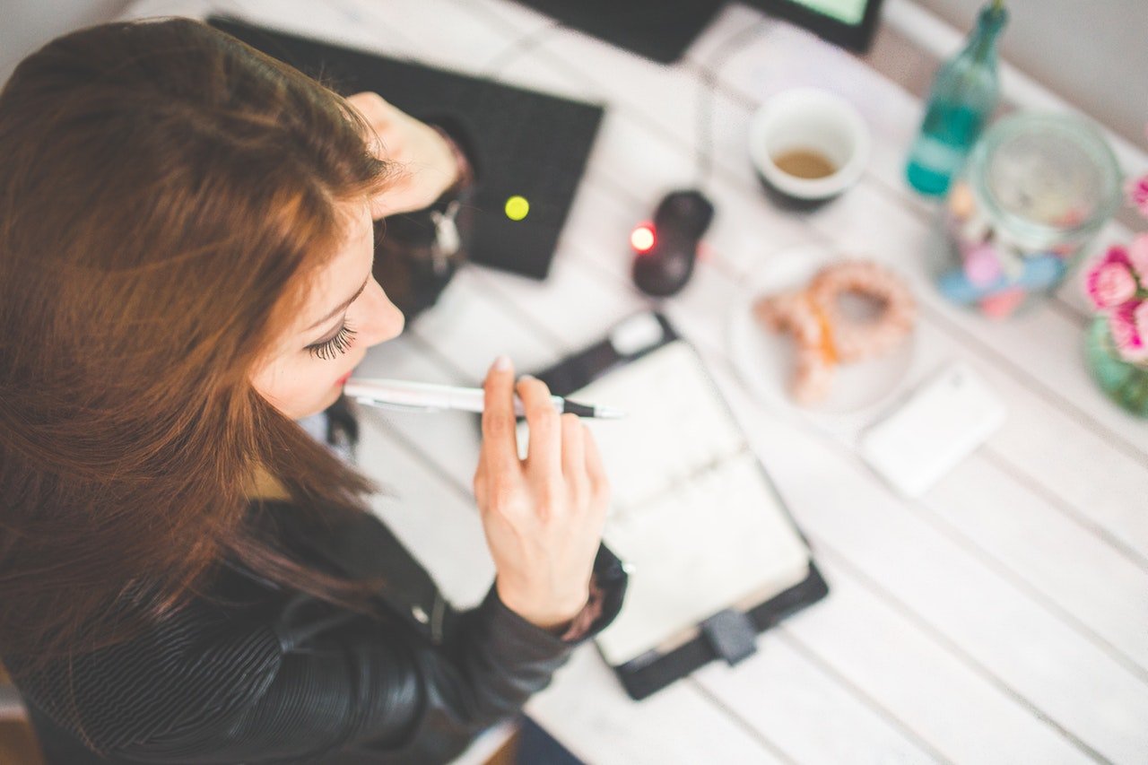 woman-hand-desk-office.jpg woman-hand-desk-office.jpg